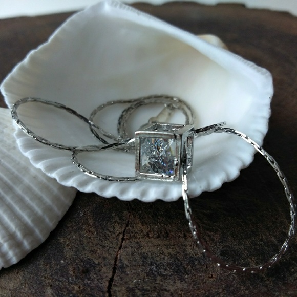 ✨Dainty Magic Cube Rhinestone necklace 18k GP - Picture 3 of 6